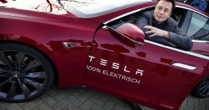 Tesla-Gründer Elon Musk an einem Tesla Model S