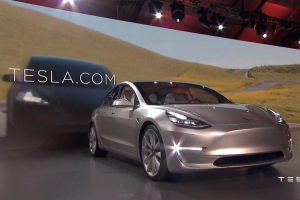 Tesla Model 3 silber Front und Seite 2016